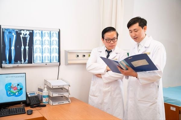Prof. Dr. Tran Trung Dung and Assoc. Prof. Dr. Nguyen Tran Quang Sang - the leaders who guide and lay the foundation for Vinmec Sarcoma Center