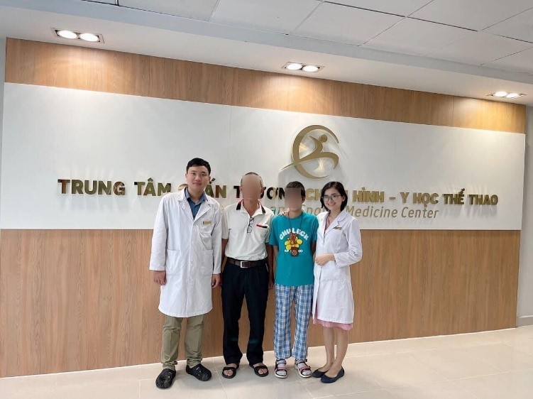 N.H. – The child "Warrior" defeated bone cancer in just 9 months of treatment at Vinmec photographed with her father and doctors on her hospital discharge